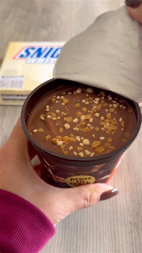 ASMR Magnum and Snickers ice cream #fyp #viralreelsfb #treatyourself #yummy #viral #topreels #asmrsounds #asmrvideo #everyone #followers @top fans | Sweets4u ASMR