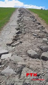 How to crush Asphalt 💪 #crusher #rockcrusher #roadbuilding | PTH Products Maschinenbau GMBH