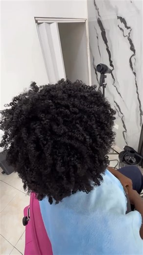 rizos • rizadas • peluqueriaderizos • tratamientopararizos on Instagram: "Nunca se había definido porque pensaba que se podía ver rara y hoy descubrió lo hermoso que es su cabello afro definido"