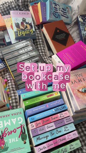 Organize Your Bookshelf for a Stylish Display