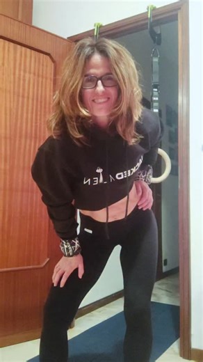 Katarina Kevicka on Instagram: "Cold days. I wore my new Jacked Alien hoodie, it fits perfectly and let my shoulders free. Light dips workout, only 15 kg max weight. Warming with controlled false grip transitions. Bodyweight dips 10x2 L-sit bodyweight dips 10x2 15 kg weighted dips 5x2 10 kg weighted dips 7x2 5 kg weighted dips 9x2. Don't forget to stretch. Equipment from www.duonamic.com, @duonamictech, use SOFIAKAT for 10% off Home workout#calisthenics#weighted reps#dips#L-sit#false grip"