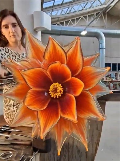 She Turned Melted Glass Into a Giant Flower — The Result Is Mind-Blowing!” 🌸🔥 #glassblowing