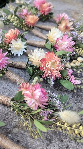 Rose - Farmer Florist on Instagram: "Dreamy little buttonholes travelled all the way down to Cornwall last weekend for a beautiful beach side wedding ☺️ I love making the buttonholes for weddings, it's like they sum up the wedding florals in one miniature little piece 🌱 This video shows the Grooms buttonhole with a mixture of adult and child buttonholes. Child buttonholes are made slightly smaller and I provide a safety pin rather than a standard pin ☺️ #wildatdawnflowers #farmerflorist #flower
