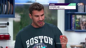 Σε κάθε επεισόδιο #KitchenLabTV πάντα κάποιος ξεχωρίζει κάποια συνταγή! 😍 Στο αυριανό επεισόδιο όμως... δεν θα μπορείτε να διαλέξετε! Τα λέμε στις 16:40 στον Alpha TV! 😉 | Akis Petretzikis