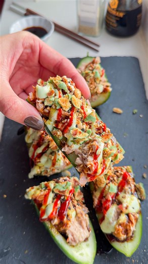 GEZONDE RECEPTEN ONDER DE 500 CALORIEËN 🍣🥒, afl. 5 Dit recept heb ik voor het eerst gedeeld in 2022 (time flies ✈️) en ging toe helemaal viral. Ik ben hem daarna eigenlijk weer vergeten… tot nu. En vanaf nu ga ik hem nooit meer vergeten, want wat is dit makkelijk, lekker én gezond. Ik bedoel: 66 gram eiwitten per portie? Mij wel bellen.🤙🏼 Macro’s (per komkommer, excl. toppings): 362KCAL | 4F | 12C | 66P . Dit heb je nodig (1 komkommer)👩🏼‍🍳 •⁠ ⁠1/2 rode peper •⁠ ⁠1 cm gember •⁠ ⁠1 teen kno