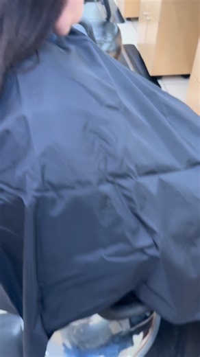 Hair transformation! My girl came in and said she want a bob with layers and that’s exactly what she got! New clients get 20% off salon services @jcpenney salon FOLLOW ME for more Link in Bio for bookings #fypreelsシ゚ #chicagohairstylist #jcpsalon #jcp | Roxxy Tucker