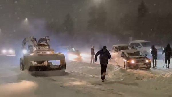 Love to see people helping each other out! ♥️ Bottom line though, especially if you have a front wheel drive small car, definitely do not try and travel tonight unless you absolutely have to 🙏 -Justin. 🤓 | The Weather Centre of Manitoba