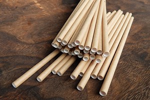 日本人の9割が知らない"紙ストローの闇"。大不評だった「紙」はなぜ導入されたのか？