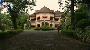 Mysterious Red “Alien” Rain Falls In India It’s been raining in Kerala ,India. However, this rain is unlike any rain you may be used to. Blood colored rain has been falling and so far experts have been stumped. According to StephenhannardADGUK, the rain is being called a “possible alien life form” and some scientists are saying that this red rain is from a life form that is unknown. Astrobiologist Godfrey Louis has proposed the controversial theory that the “blood rain” is from an alien life for