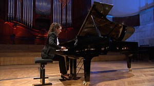 🎶 The Nocturne in D flat major, Op. 27 No. 2 is undoubtedly one of Chopin’s most popular works. André Gide wrote in his ‘Notes on Chopin’ that it sounds as if the composer was still searching for something, as if he were still creating and discovering his thought gradually. In his opinion, this ‘charming hesitation’ should be reflected in a performance that gives the impression of participation in the creative process. ✨ For this evening, we propose a return to the interpretation of Yulianna Av