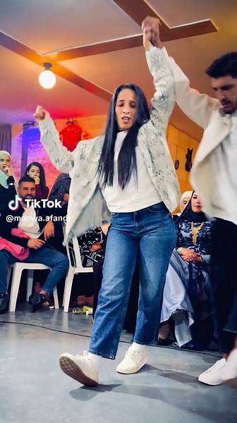 دبكة الأفندية: تقليد فني مميز