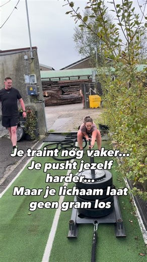 Anissa Schoonbrood | Slaap & Hormoon oefentherapeut on Instagram: "Ik zie dit zó vaak gebeuren bij vrouwen die echt hun best doen. Ze sporten vaker, ze trainen harder, ze denken dat dát is wat nodig is om af te vallen. En toch verandert er niets aan hun lichaam. En het voelt dan bijna alsof je lijf je tegenwerkt… maar dat is precies wat een uit balans geraakt systeem doet. Als je continu meer van jezelf vraagt als je weinig slaapt als je cortisol al hoog zit en je toch blijft doorduwen dan gaat