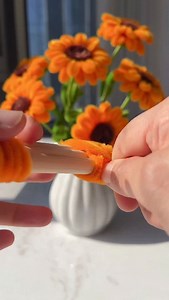 Learn how to make a beautiful sunflower without glue in one minute! #Crafts #PipeballCrafts #100WaysToPlayWithPipeballs | Crafti Master