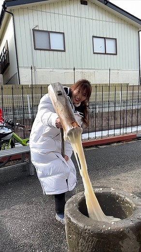 熊田曜子 on Instagram: "みんなでついたお餅が美味しすぎて 毎日食べすぎてる 日本の良いお正月を過ごさせてもらえて幸せ #元旦　#正月　#お正月　#餅つき　#お餅つき　#子供達いっぱい"