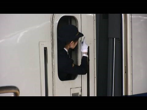 新幹線の女性車掌 Female Conductor of the Shinkansen