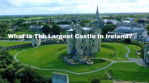https://lovetovisitireland.com/what-is-the-largest-castle-in-ireland/?fb What Is The Largest Castle In Ireland? On the south bank of the River Boyne you will find the remains of the largest Norman Castle in Europe and Ireland’s largest castle, Trim Castle. It answers the question many ask, what is the largest castle in Ireland, Trim Castle has an area of 30,000 m². About Trim Castle Trim Castle was built over a period of 30 years by Hugh de Lacy and his son Wlater. Hugh de Lacy started construct