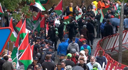 [VÍDEO] Protestes pro-Palestina obliguen a escurçar una etapa de la Vuelta a Galícia