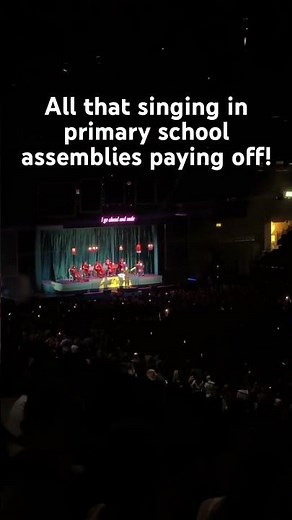 The sing a long at Lily Allen proving British school assemblies go hard and have a real purpose 😆