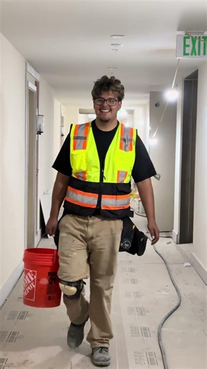 El modelo de la construcción. Qué opinan? #viral #humor #elpersonajedelasemana