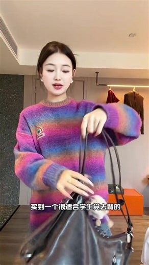 一只顶五只！这托特包也太卷了吧皮质软糯能装下全世界，手提单肩斜挎后背随意切换，通勤约会一包搞定！大容量塞进平板无压力！One bag beats five! This tote is on another level—soft, supple leather with room for your whole world. Switch between hand, shoulder, crossbody, or back carry—fits work, dates, everything! Spacious enough to hold a tablet with ease!