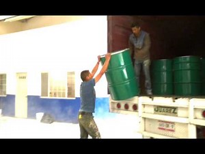 ASI SE DESCARGAN TAMBOS DE 250 KILOS.DE UN TRAILER
