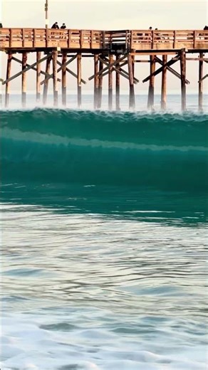 Glassy Shorebreak barrel Slo-motion (4K) Balboa Pier 🌊