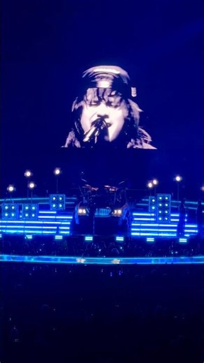 ‪@5SOS‬ 5 Seconds of Summer (Michael Clifford) - Jet Black Heart 🖤 live Rogers Arena, Vancouver