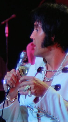 ¡Elvis nos cuenta su historia como núnca antes! 🎥 EPiC: Elvis Presley in Concert, una experiencia que rescata imágenes de archivo y grabaciones nunca vistas del Rey del rock. 🤩 ¡No te la pierdas en Cinedot! | Cinedot