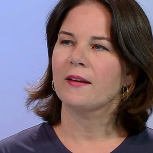 Jedes Kind in diesem Land hat verdammt nochmal das Recht darauf, nach einem halben Jahr endlich wieder vernünftig unterrichtet zu werden. Klar, Bildung ist Ländersache. Aber die Bundesregierung muss hier jetzt dringend unter die Arme greifen — wo Schulen es aus eigener Kraft nicht können, muss der Bund mit Hilfe eines Bildungsfonds zusätzliches Fachpersonal ermöglichen, digitale Infrastruktur schaffen und eben auch mal dafür sorgen, dass Fenster geöffnet und nicht nur gekippt werden können. Bei 