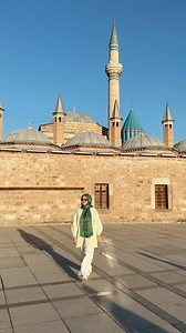 قونيا هي واحدة من أقدم المدن في تركيا، وتُعد مركزًا تاريخيًا وثقافيًا مهمًا في الأناضول 🪶 في القرن الثالث عشر، أصبحت قونيا عاصمة دولة سلاجقة الروم، وهي فترة شهدت فيها المدينة ازدهارًا كبيرًا في مجالات الفنون والعمارة 🪐 يعتبر المسجد الكبير وضريح جلال الدين الرومي من أبرز معالم المدينة، حيث جلال الدين الرومي، الشاعر والفيلسوف الصوفي الشهير، عاش ومات في قونيا، وضريحه الآن مقصدٌ للتأمل ✨ تشتهر قونيا بتراثها الزراعي وهي مركز صناعي وتجاري مهم في تركيا اليوم، مما يجعلها مزيجًا من الأصالة والحداثة 🪘�