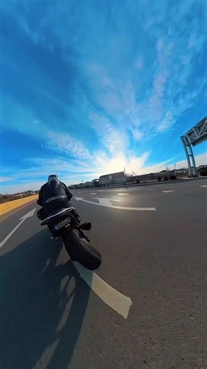 Urquiza Motos on Instagram: "¿Será la misma moto del otro video? (?) Para cerrar el finde largo, un poco de OOC porque memes no se me ocurrieron 🙂‍↕️ #motocicletas #motos #argentina"