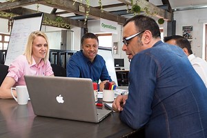 Lo que podemos aprender de Elon Musk, Steve Jobs y otros grandes líderes tech sobre las reuniones