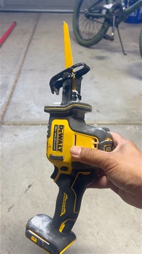 HOW TO INSERT RECIPROCATING SAW BLADE💪 #shortsfeed #trending #diy #dewalt #blade #tools #insert