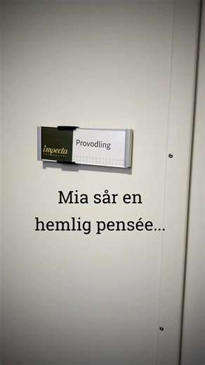 Impecta Fröhandel on Instagram: "Följ med in i vår provodling inomhus! Här odlar vi upp alla sorter vi testar för att eventuellt ta in i sortimentet nästa år, nästnästa år eller ännu längre fram. Vårt odlingsrum är från början ett vanligt kontorsrum, med normal rumstemperatur och fuktighet - för att vi ska odla under samma förutsättningar som ni gör hemma. Följ med när Mia sår en av årets första sådder - en hemlig pensée. 😊 Step into our indoor trial growing area! Here we grow all the varieties