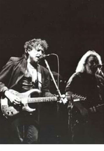 The Dead closed out a three-night run at the Great Western Forum in Inglewood, Los Angeles, joined by special guests #SpencerDavis and #BobDylan on 2/12/89. Dylan sat in on guitar for a few songs, adding vocals to “Stuck Inside of Mobile with the Memphis Blues Again,” and returning for encores of “Not Fade Away” and “Knockin’ On Heaven’s Door.” 📹: LoloYodel