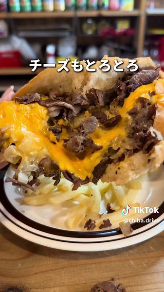 フィラデルフィアスタイルのチーズステーキサンドウィッチ
