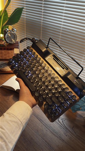 If you love clicky, retro typewriter vibes, don’t miss the 7KEYS TW1868 when it’s on sale 🔥 Its tactile feel is just like a real typewriter—plus there’s a quiet version too 🙌 #typewriterkeyboard #mechanicalkeyboard #retrokeyboard #clickykeyboard #tiktokshopcreatorpicks