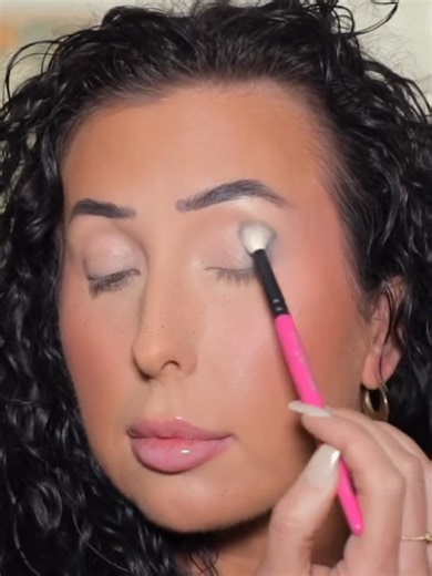 We are absolutely loving this stunning look by @heatheraustinmakeup! She perfectly demonstrates how to create a seamless, high-fashion eye look using our professional tools for a finish that is always impactful. ✨ To achieve this gorgeous finish, Heather used: 🖌️ Our high-quality brushes designed to pick up maximum pigment and blend colors like a dream. ✨ From fluffy blending brushes to detailed pencil brushes, these tools are the secret to a professional, airbrushed look! Ready to upgrade your