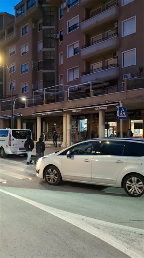 🚦 NUEVA SEÑALIZACIÓN LUMINOSA = MÁS SEGURIDAD PARA TODOS 🚦 🚨 Estrenamos nueva señalización luminosa en dos de las vías principales de nuestra población: ➡️ Avenida Reina Sofía ➡️ Avenida de Madrid ✨ Esta nueva señalización complementa y refuerza la seguridad vial en un punto arterial crítico, especialmente para los peatones, los más vulnerables en la vía pública. 🚶‍♀️🚗 Un mensaje claro para todos: ✔️ Modera la velocidad ✔️ Aumenta la atención ✔️ Respeta los pasos de peatones ✔️ Conduce con 