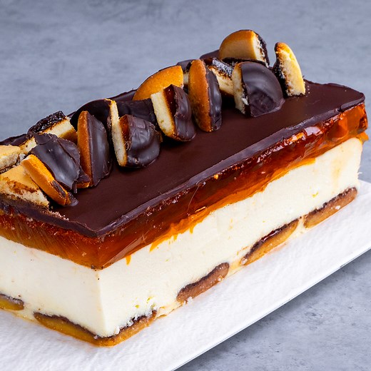 Tarta con galletas Jaffa y queso de vaca - ¡Una mezcla deliciosa! Ingredientes: galletas jaffa - 200 g huevos - 2 unidades yema de huevos - 1 unidad nata - 250 g queso de vaca - 500 g azúcar - 140 g almidón - 25 g AL HORNO 160 ˚C/60 MIN gelatina con sabor a naranja - 80 g agua - 300 ml para el glaseado: chocolate - 100 g leche - 20 ml aceite - 20 ml AL FRIGORÍFICO 2 H | Cookrate - Español