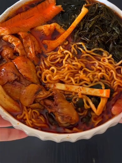 Bạn Cùng Phòng Của Anh Trai Lén Thích Tôi