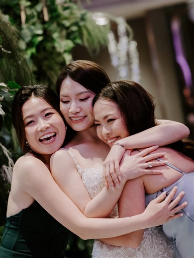 Weddinator Studio on Instagram: "“帮我包到跟这张照片一模一样可以吗？”这可能是花艺师最怕听到，也最难实现的要求之一！花艺创作源于生命，因为没有两朵完全相同的鲜花，所以每一份作品都是独一无二的。想要拥有最懂你心意的婚礼花束？听听专业花艺师 @vanastudio 怎么说。 “Can you make it look exactly like this photo?” This might be one of the most challenging requests for a florist to fulfill! Because flowers are living things, no two stems are identical, making every arrangement a one-of-a-kind creation. Want to ensure your wedding bouquet perfectly reflects your vision? Listen to professional florist @vanastud