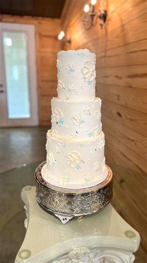36K views · 25 reactions | stacking a 3 tier cake. Realistic, non-aesthetic , beginner-friendly! #sweetenedsydney #pensacolavibes #pensacolacakedecorator #threetiercake #threetierweddingcake | Sydney’s Sweets of Pensacola, Fl | Facebook