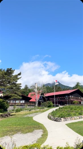 清泉寮 | 八ヶ岳 清里高原 ソフトクリームと宿泊施設 on Instagram: "梅雨が明けたら高原へ！🚗 先日出張で東京へ行きましたが、久しぶりの暑さと湿気、電車内の人の多さに参ってしまいました💦 所変わって清里は、暑いもののそれでも今日の最高気温は29 ℃。カラッとした風とエゾハルゼミの合唱、青空と牧場風景が見ているだけで涼しいです🍃 富士山、南アルプス、八ヶ岳のトリオも絵になります🗻 梅雨が明けたら清里へ！新しくなった清泉寮ホームページでは各種宿泊プランや施設情報を掲載しています。 来週には夏のおすすめも掲載していける予定なのでぜひチェックしてみてください👀✨ ✅清泉寮HP: https://seisenryo.jp/ ✅プロフィール欄のURLからもご覧になれます @seisenryo_official #清泉寮 #清里 #北杜市 #山梨 #八ヶ岳 #南アルプス #富士山 #山梨観光 #山梨旅行 #清里観光 #八ヶ岳観光 #山梨おすすめ #山梨グルメ #山梨ホテル #涼しい #避暑地 #絶景 #青空"