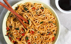 46K views · 550 reactions | This Chili Garlic Spaghetti is ready within minutes and is absolutely delicious! Don't worry, you can go easy on the spices and still enjoy this dish :D #DaawatShareTheLove #DaawatSpaghetti *MAKE SURE TO SHARE THIS VIDEO SO IT SAVES TO YOUR TIMELINE* Ingredients: 3 tbsp oil 1 tbsp garlic Red chillies 1/2 cup spring onions 1 tsp paprika 1 tbsp soy sauce Salt 200gms Daawat Spaghetti | Daawat | Facebook