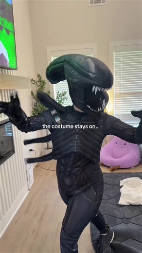 this officially licensed, alien vs predator xenomorph costume is so cool 😅😅