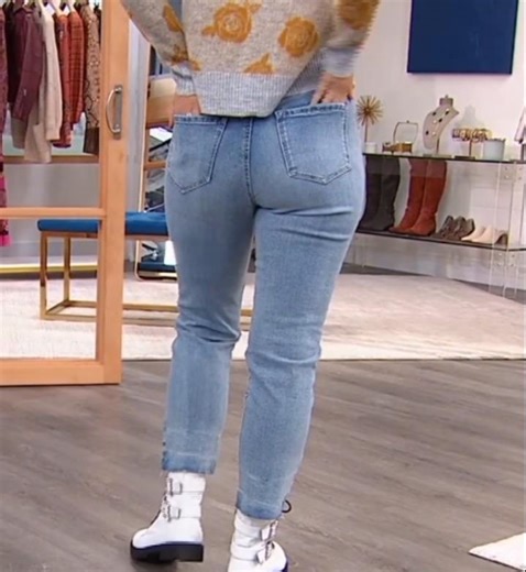 HSN model Erin models jeans 04