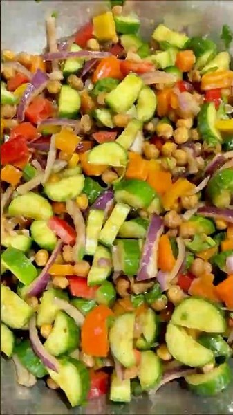 Mediterranean-inspired roasted chickpea salad 🥗