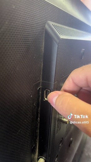 We show you a simple trick that technicians know but don’t tell you: how to transform an old non-smart TV from 2010 or 2012 into a smart TV using just a USB cable from your phone charger. By connecting your phone to your TV’s USB port and following a few easy steps through the Infotec Tutorials app, you can enable smart TV features on your old television without needing expensive TV boxes that freeze and malfunction. We demonstrate the entire process, from selecting your TV brand to enabling aud
