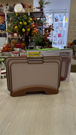 ПОСУД, ДЕКОР, ПОДАРУНКИ 🇺🇦 on Instagram: "Набір якісних дошок від maestro Ціна набору 480грн Матеріал пластик У наборі 3 дошки і підставка 28*19см 30,5*20,5см 32,8*22см Не притупляють ножі, використання з обох сторін Можно мити в посудомийній машинці"